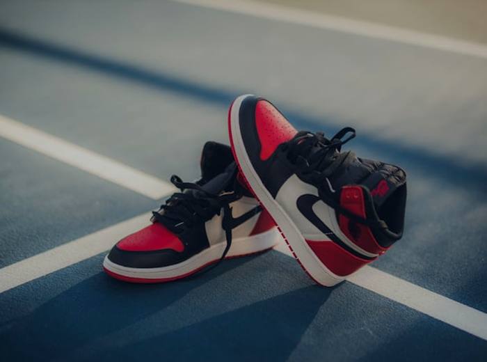 Ténis com arte urbana colorida